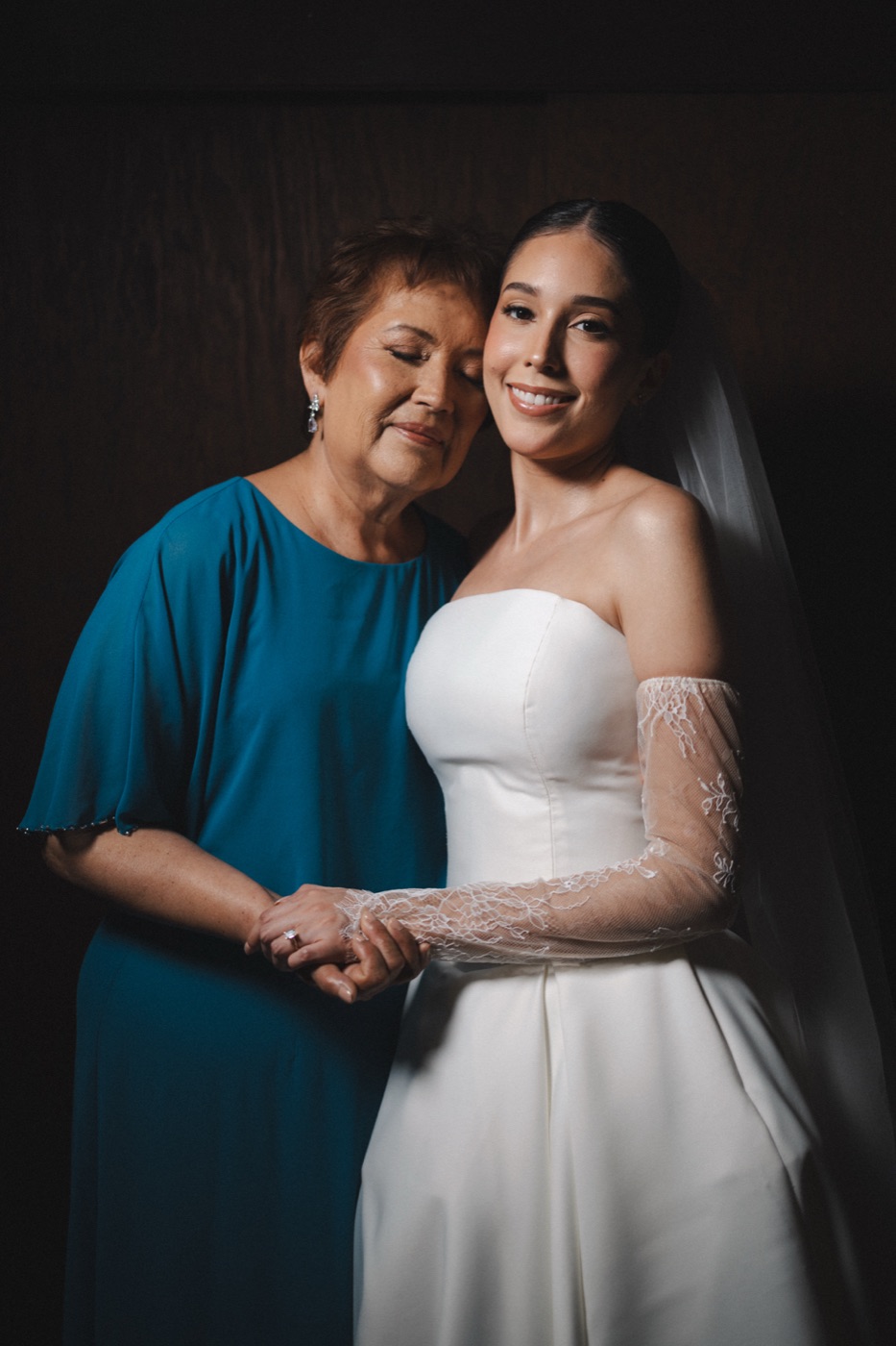 La novia abrazada a un ser querido