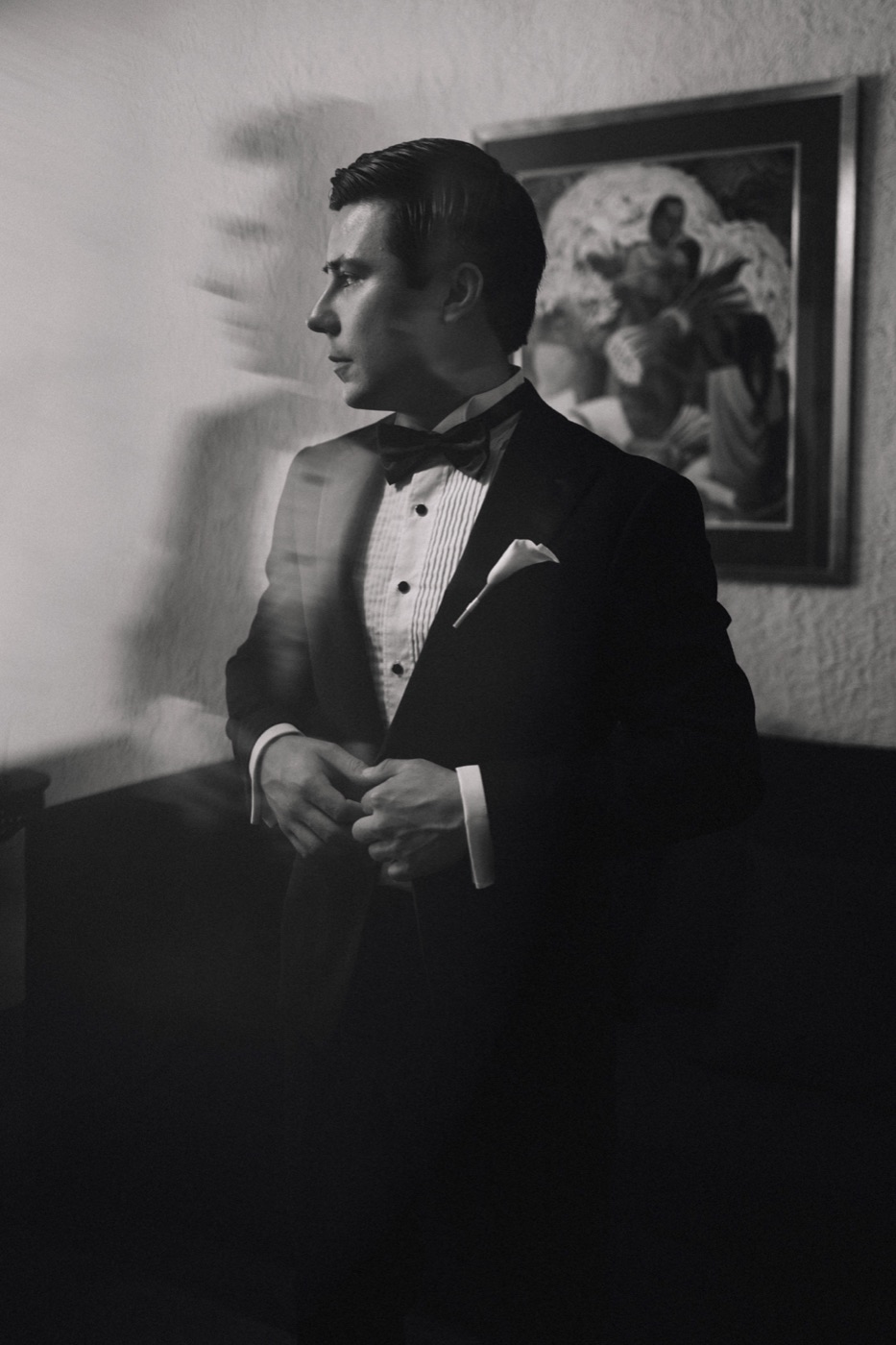 Retrato del novio de traje en penumbra