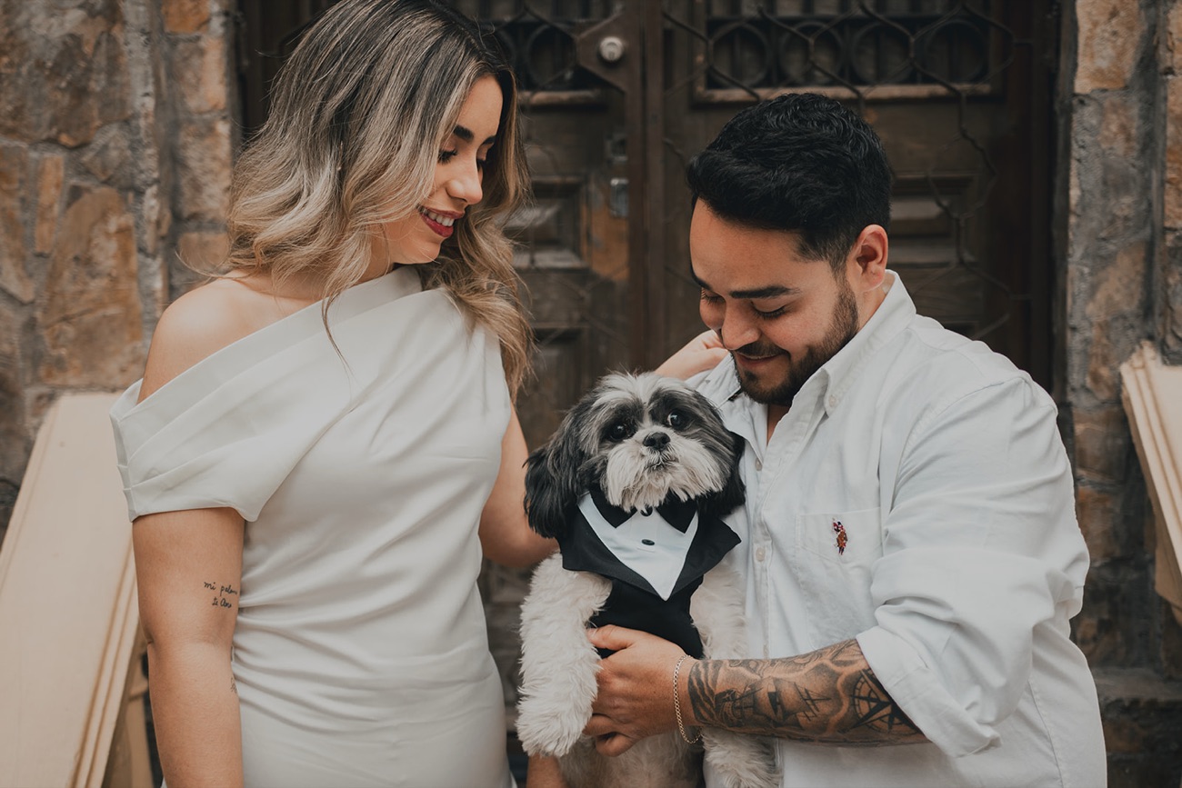 La pareja con su perro durante la sesión