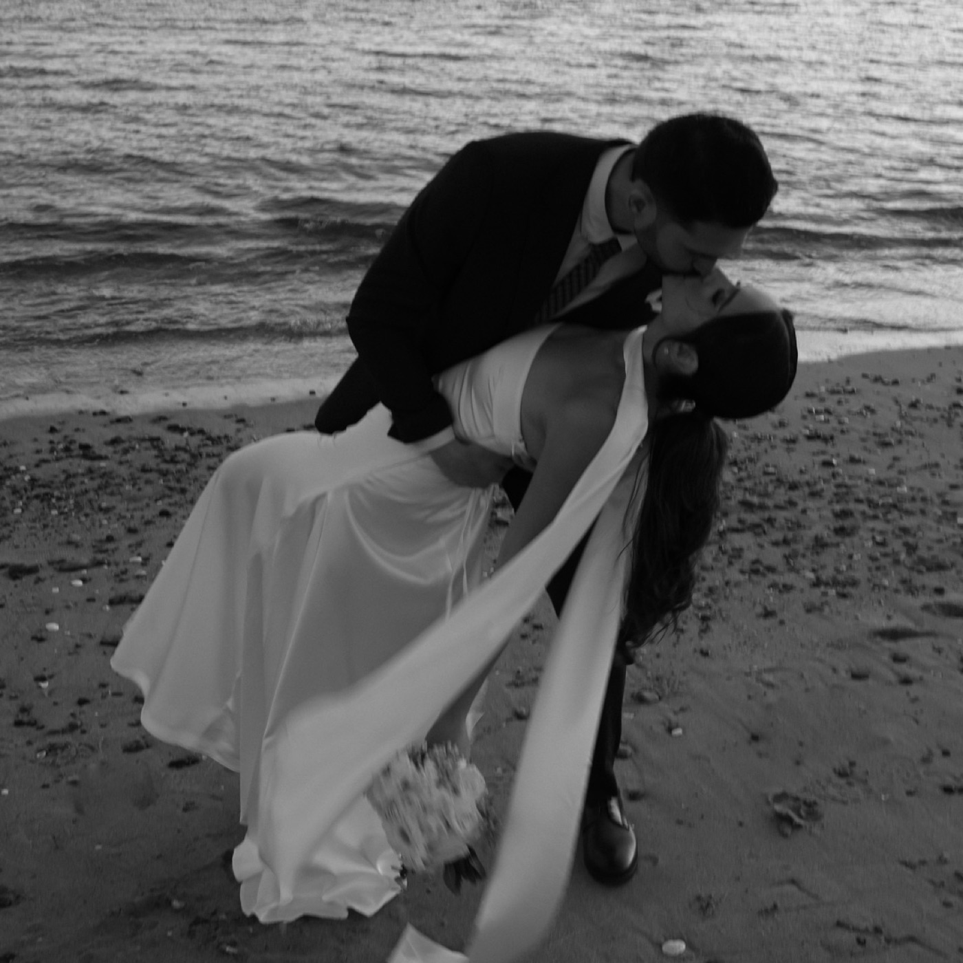 Beso inclinado en la playa
