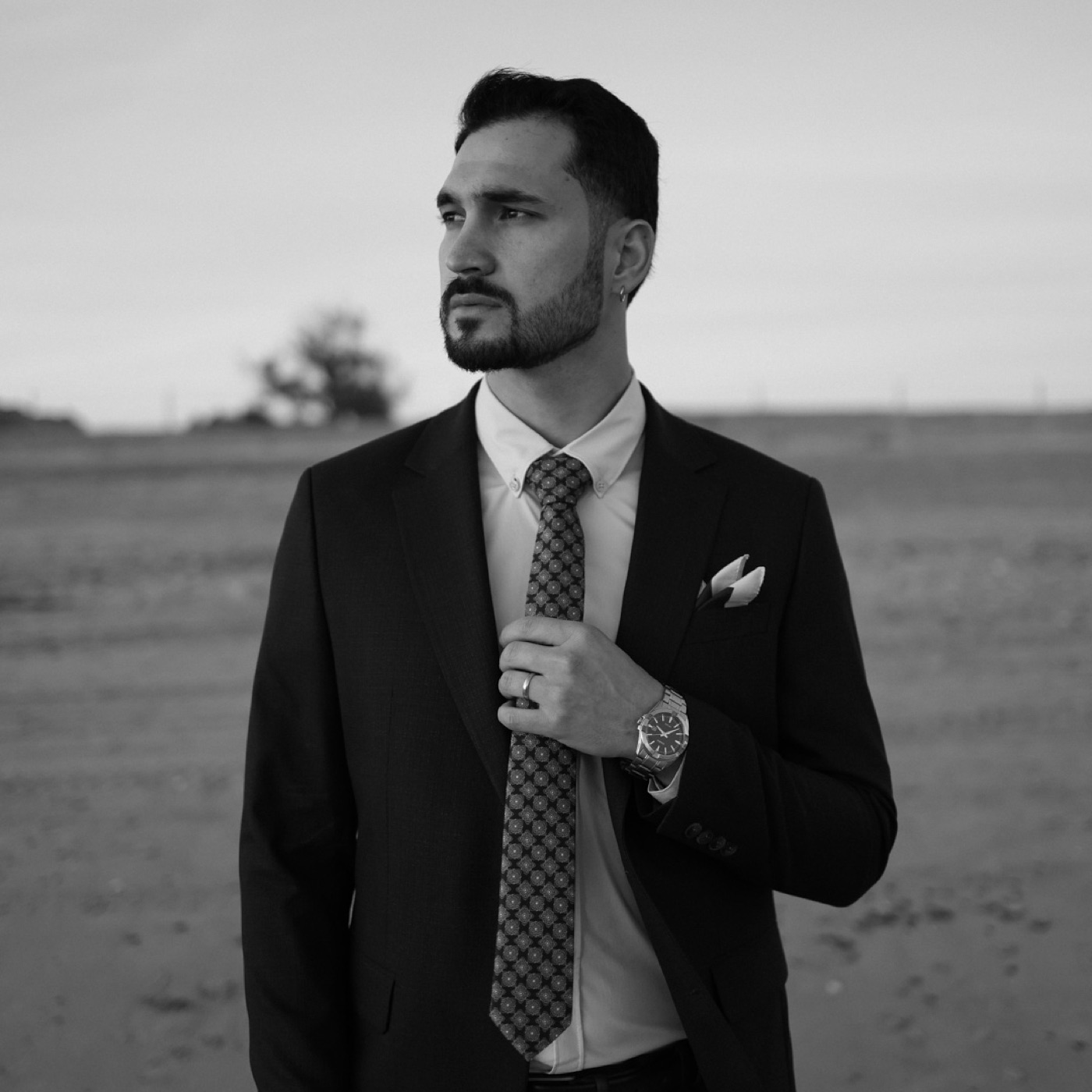 Retrato del novio junto al mar