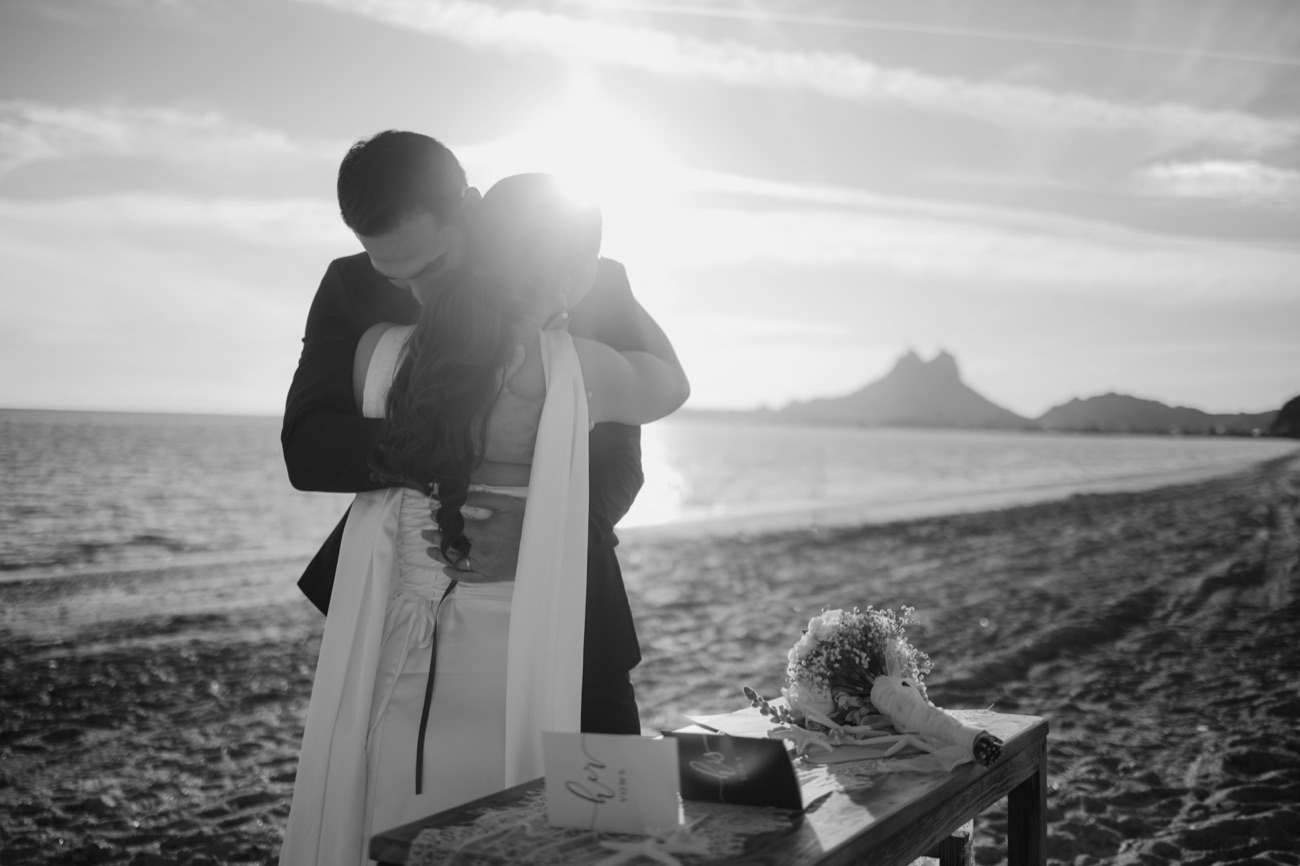 Los novios a contraluz dorado en la playa