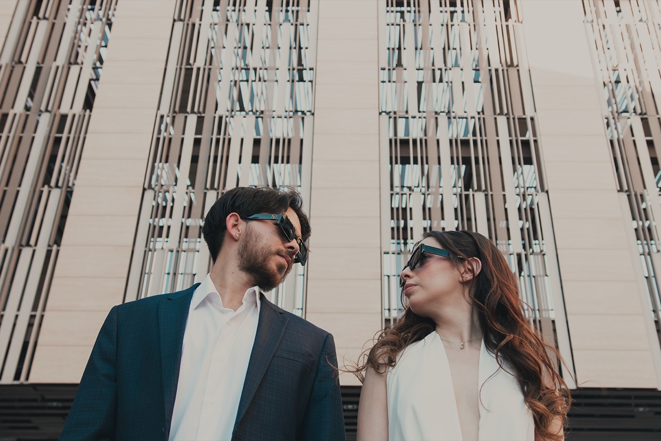 La pareja frente a la fachada de un edificio