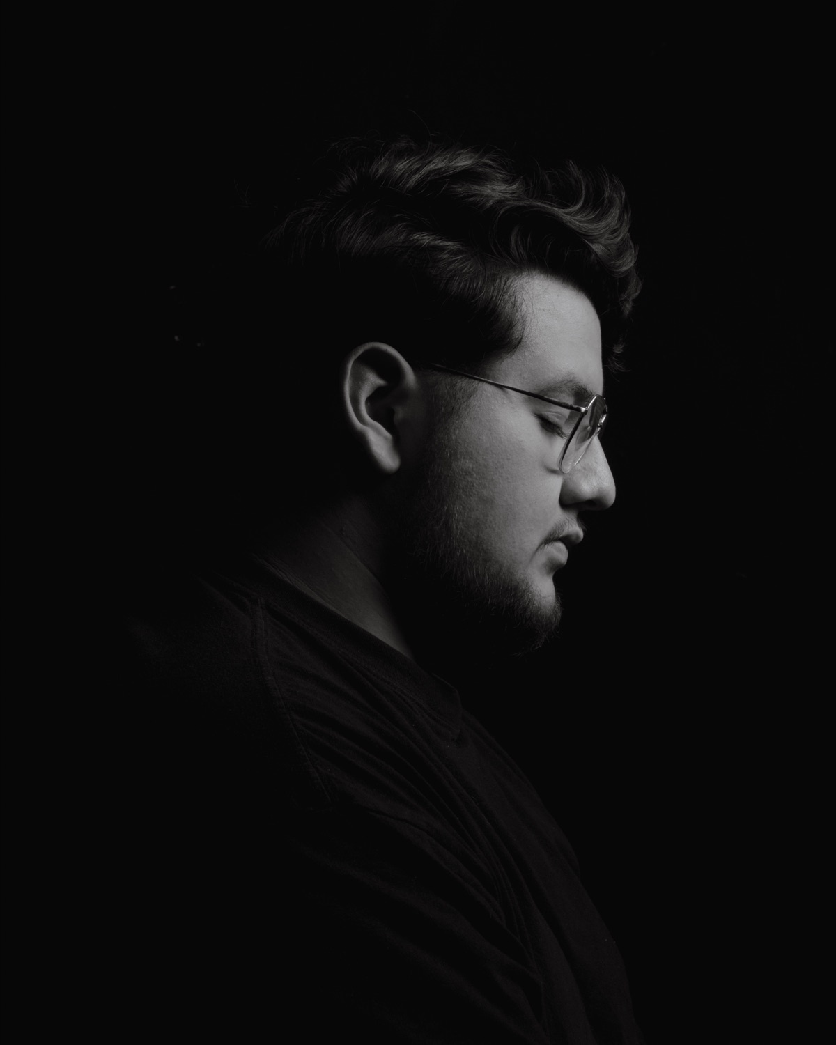 Autorretrato de David Araiza, perfil en penumbra
